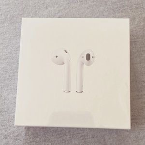 Apple AirPods with wireless charging case